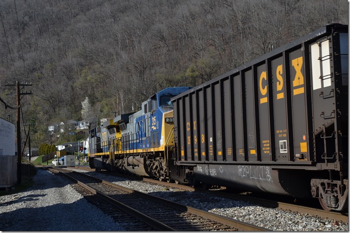 These 75 loads will be combined with 75 already at Peach Creek to go to Tidewater. The eastward signals are dwarfs on each track just beyond the crossing. CSX 627-315. SW Cabin. Stollings.